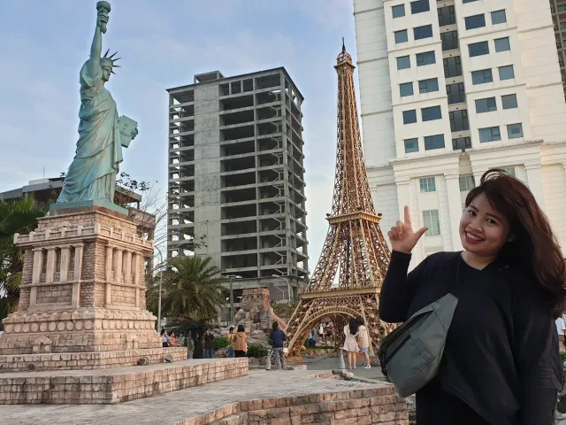 Danang City > Wonder Park > Liberty Statue With Eiffel Tower Danang City | Wonder Park | Liberty Statue With Eiffel Tower