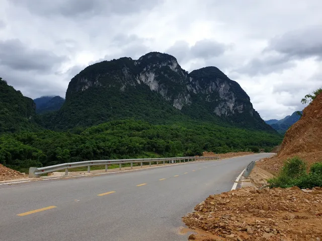 Mai Chau | Thung Khe Pass | White Rock Cliffs